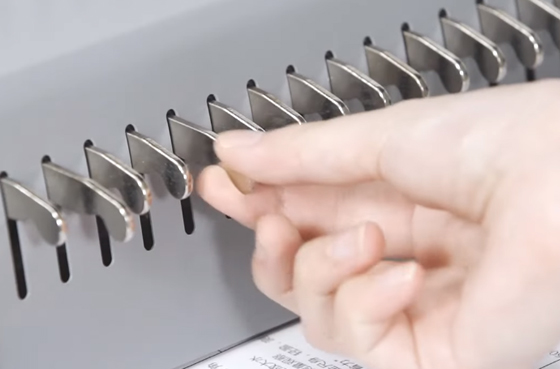 01 Deli 3873 Kamm bindungs maschine Betrieb Video